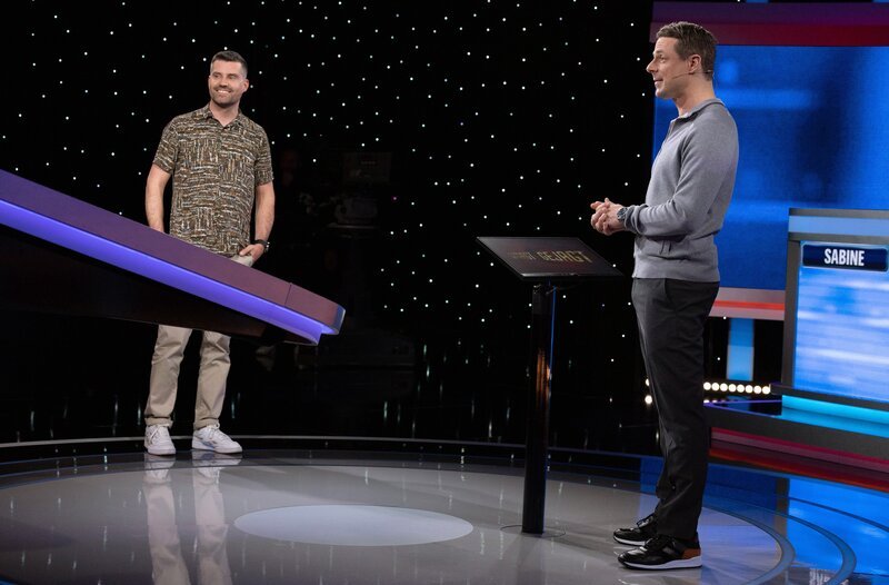 Moderator Alexander Bommes (r.) mit dem Kandidaten Mikko Bayer (l.). – Bild: ARD/​Uwe Ernst