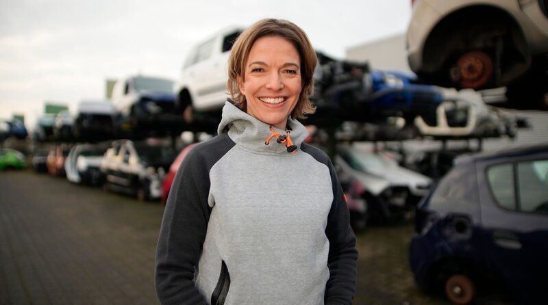 Anna Planken bei der Seik Automobil Recycling GmbH, einem der deutschen Branchenführer im Automobilrecycling in Herten. – Bild: WDR/​Daniel Florian