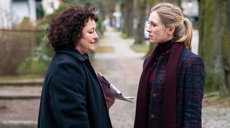 Ellen (Rikke Lylloff) befragt Antje Timm (Natascha Bub), die Vermieterin der Toten. – Bild: NDR/​ARD Degeto/​Oliver Feist
