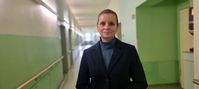 Katja Thielemann leitet seit sechs Jahren den Klinikverbund Märkisch-Oderland. Mit aller Kraft kämpft sie darum, die Krankenhausreform umzusetzen und die Klinik zukunftssicher zu machen. – Bild: ZDF und Nadja Kölling