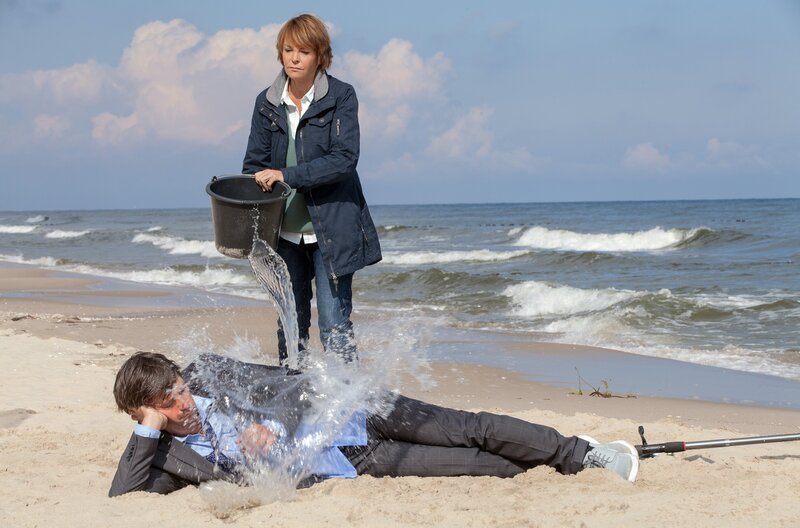 Stefan Thiel trauert um seine Frau Julia. – Bild: NDR/​ARD-Degeto/​Maor Waisburd