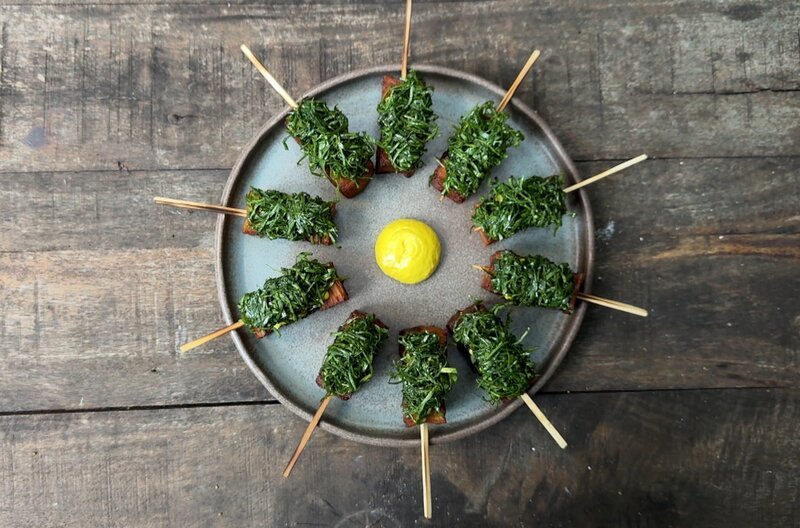 In Rumänien sind die gegrillten Hackfleischröllchen, die traditionell auf Spießen serviert werden, fester Teil des Speiseplans. – Bild: Elephant Doc