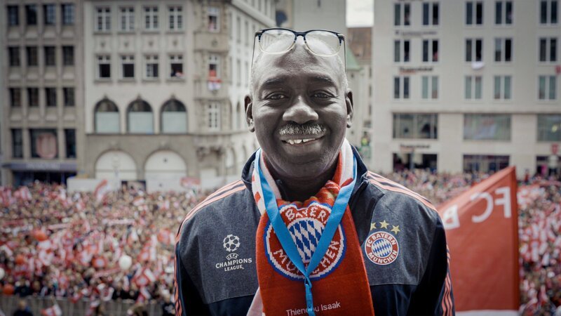 Cissé bei der Meisterfeier des FC Bayern München auf dem Rathausbalkon am Marienplatz. – Bild: Tobias Tempel /​ BR