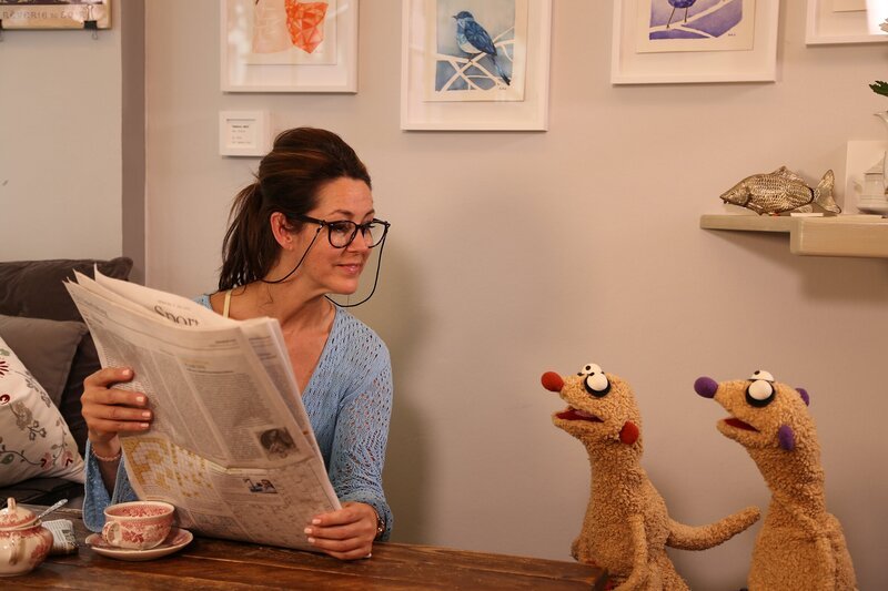 Jan und Henry suchen das merkwürdige Geräusch. – Bild: rbb/​bigSmile