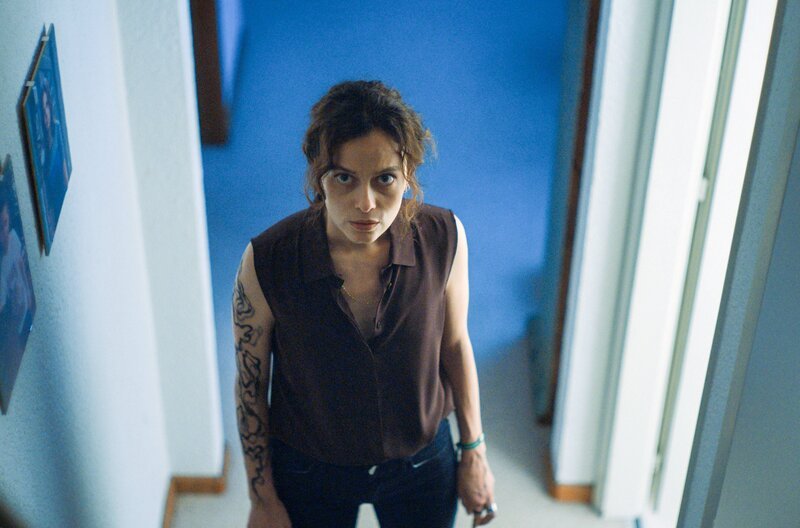 Gaia Messerklinger spielt Anna Romano. – Bild: hugofilm features/​RSI