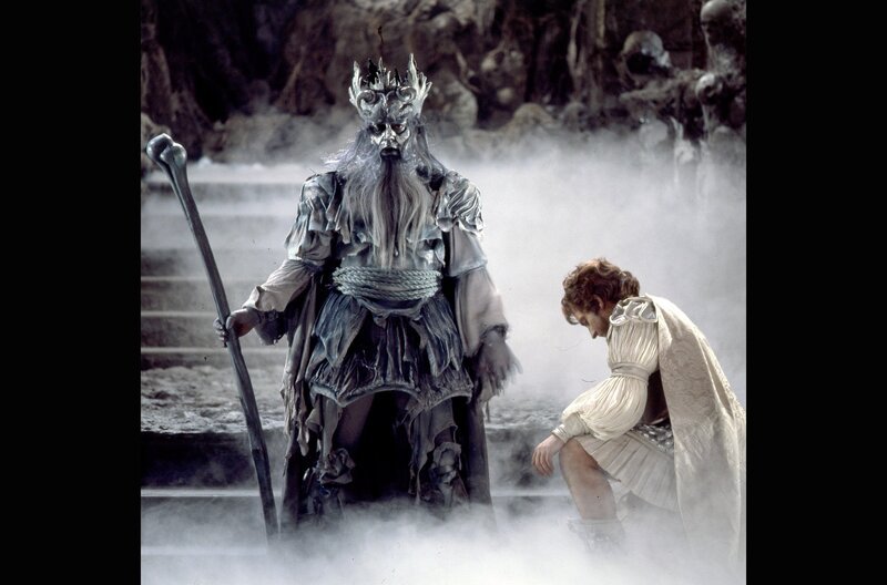 Orfeo (Philippe Huttenlocher, re.) bittet bei Caronte (Hans Franzen, li.) um Einlass in die Unterwelt. – Bild: Unitel