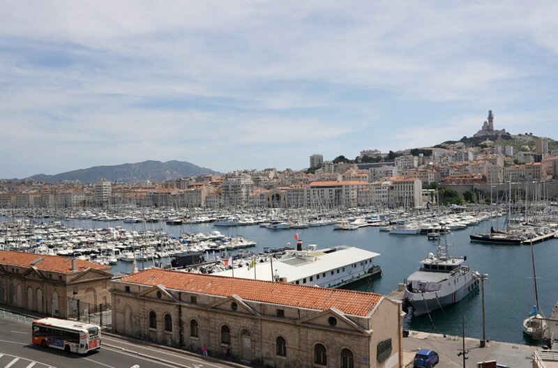 Vor gut 20 Jahren begann sich die von einem schlechten Ruf geplagte Stadt Marseille grundlegend zu wandeln: Die Fernsehserie „Plus belle la vie“ stellte einen absoluten Langlebigkeitsrekord in Frankreich auf. – Bild: Elephant Doc