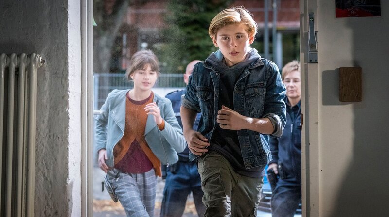 Jonny und Lou stürmen mit der Polizei die Jugendeinrichtung. – Bild: NDR/​Boris Laewen