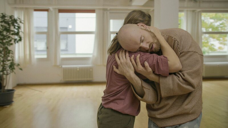 Beim Tanz finden Emmanuel „Emma“ und Pia eine besondere Verbindung. Ihnen ist Commitment bei gleichzeitiger Freiheit sehr wichtig. – Bild: ZDF und Ferdinand Stöckel