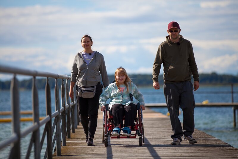 Felicitas Gansewig ist zehn Jahre alt und macht mit ihren Eltern Jessica und Sven Urlaub am Arendsee. Sie wurde mit Spina bifida, auch bekannt als offener Rücken geboren. – Bild: Thomas Kefflel /​ ZDF