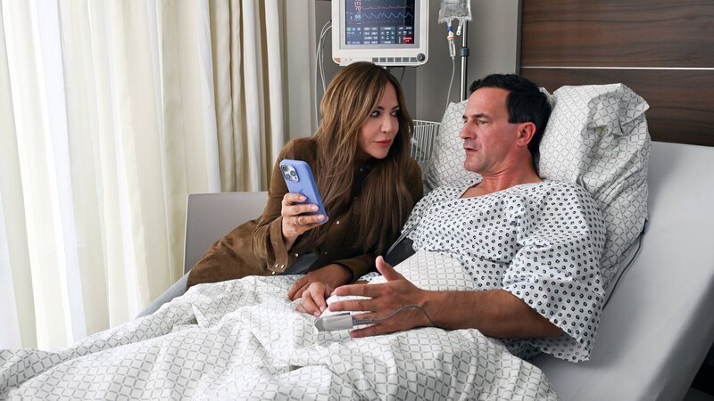 Katja Baumann (Simone Thomalla) versucht Friedel Gottwald (Sönke Möhring) zu helfen, in der Gegenwart zurecht zu kommen. – Bild: ZDF und Barbara Bauriedl