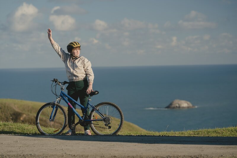 Stella (Harriet Walton) will Hilfe holen, während Dan, Gabe, Caleb und Caroline versuchen, die beiden eingeklemmten Mädchen – Issie und Natascha – in der Höhle zu befreien. – Bild: ZDF/​Libertine Pictures Limited/​Slim Film/​ Television Limited