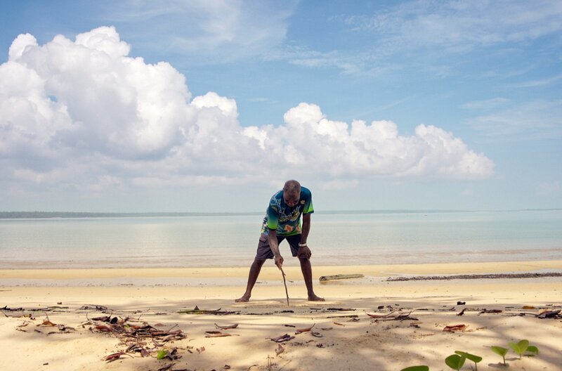 Hector ist Teil des Lebens auf Tiwi. Er ist wie ein Familienmitglied. – Bild: IMAGISSIME