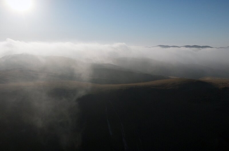 In der Atacama-Wüste in Chile wirkt Camanchaca wie ein Wunder: Der dichte Nebel legt sich über das Land und bringt die nötige Feuchtigkeit. – Bild: IMAGISSIME