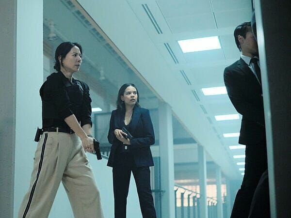 l-r: DS Hana Li (Jing Lusi), Agent Liv Lewis (Sarah Junillon) – Bild: Bad Wolf Ltd.