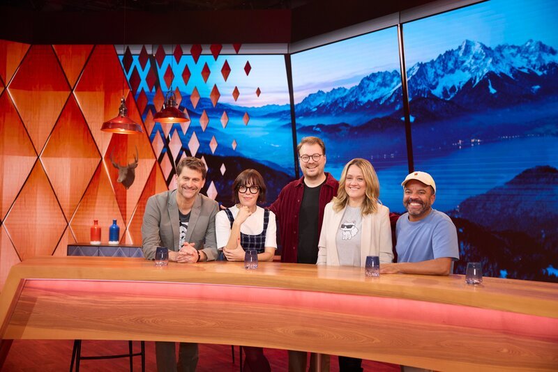 Von links: Michael Altinger, Eva Karl Faltermeier, Maxi Gstettenbauer, Lisa Feller und Simon Pearce. – Bild: Martina Bogdahn /​ BR