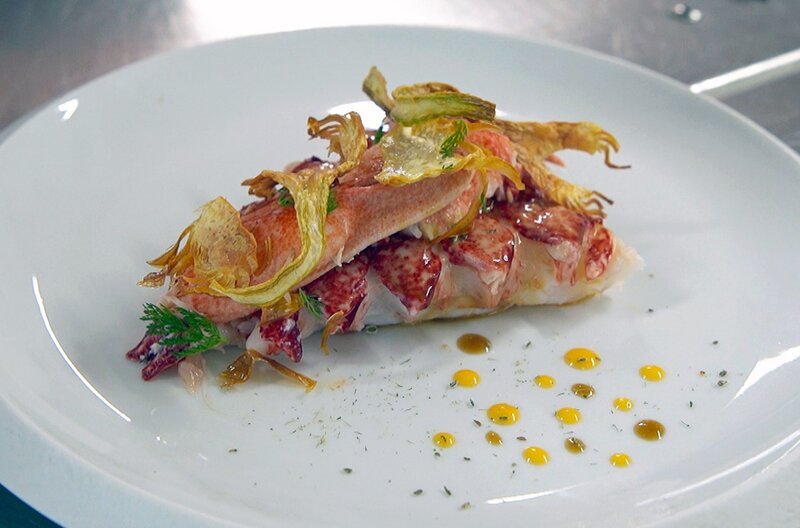 Der traditionelle Hummer mit Artischocken vereint die Schätze von Land und Meer, zwei wichtigen Bestandteile der bretonischen Identität. – Bild: ARTE F/​Elephant Doc