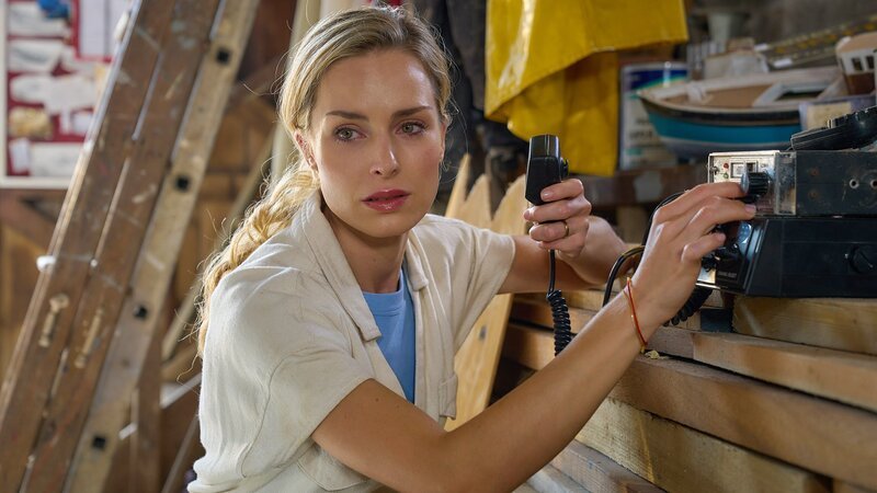 Rosamunde Pilcher Wenn ich dich wiederfinde Nach dem Sturm versucht Helen verzweifelt, ihren Mann zu erreichen: Hedi Honert als Helen Brody. – Bild: SRF/​ZDF/​Jon Ailes