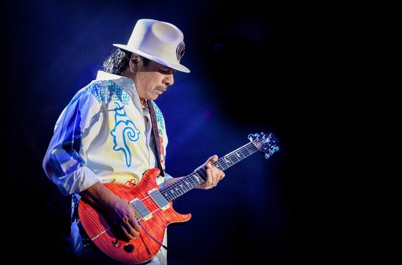 Carlos Santana entdeckte mit acht Jahren die Leidenschaft für die Gitarre, die ihn sein Leben lang begleiten wird. – Bild: Santana Tesoro/​LLC/​All rights reserved