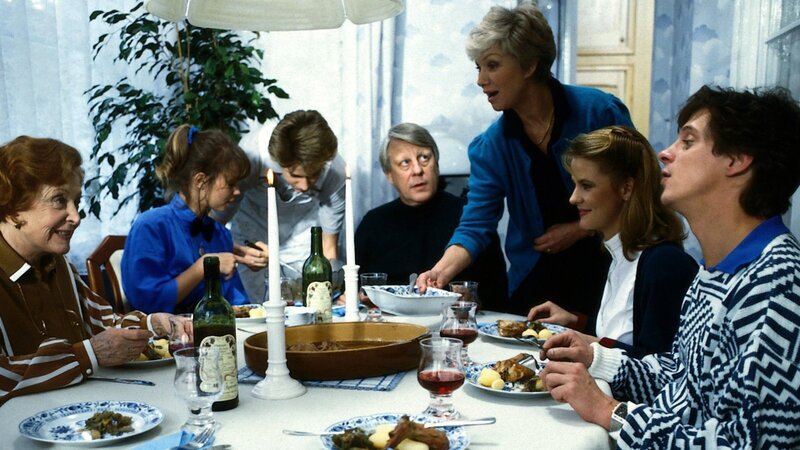 Sohn Andy (Hendrik Martz, 3.v.l.) hat Geburtstag. Ein Anlass für den jungen Chefkoch, seine Familie kulinarisch zu verwöhnen. Oma Käthe (Edith Schollwer, l.), Freundin Gaby (Roswitha Schreiner, 2.v.l.), seine Eltern Eberhard (Stefan Orlac, M.) und Hannelore (Maria Sebaldt, 3.v.r.), sein Bruder Rüdiger (Jochen Schroeder, r.) und dessen Freundin Uschi (Anja Schüte, 2.v.r.) lassen sich das Festmahl schmecken. – Bild: ZDF und Barbara Oloffs