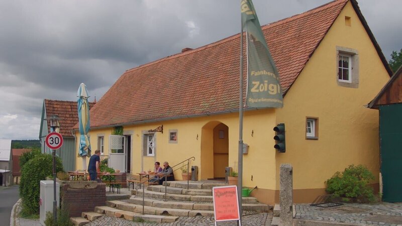 Früher gab es in der gesamten nördlichen Oberpfalz, wie hier in Falkenberg, hunderte Zoiglstuben. – Bild: Benedikt Preisinger /​ BR