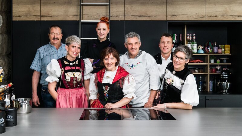 v.l. Sabrina Stadelmann und ihr Vater, Meta Hiltbrand, Theres Marty und ihr Mann, Christa Krähenbühl und ihr Mann – Bild: SRF/​Marion Nitsch