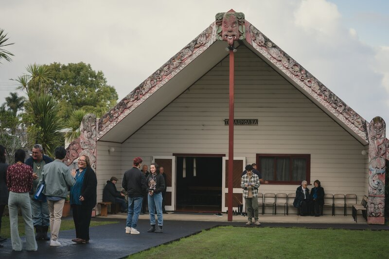 Da Alex eine Mautschranke am Waldrand installiert hat, trifft sich die Gemeinde zu einer Versammlung. Sie – u.a. Gabe (Joseph Nathan, M.l.) mit Issie (Macey Chipping, M.l.) und Dan (Max Crean, M.r.) – wollen Alex zur Rede stellen. – Bild: ZDF/​Libertine Pictures Limited/​Slim Film/​ Television Limited