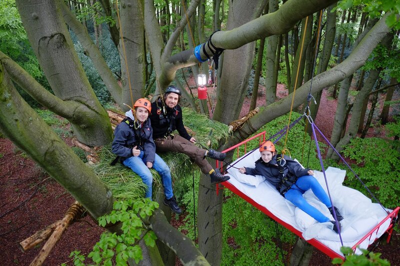 Tommy lädt Leopold und Laura zu einer Nacht auf einem Baum in 11 Meter Höhe ein. Wer der beiden wird wohl im warmen Bett schlafen dürfen? Das entscheidet vorher der Wettkampf. – Bild: ZDF/​Salim Butt
