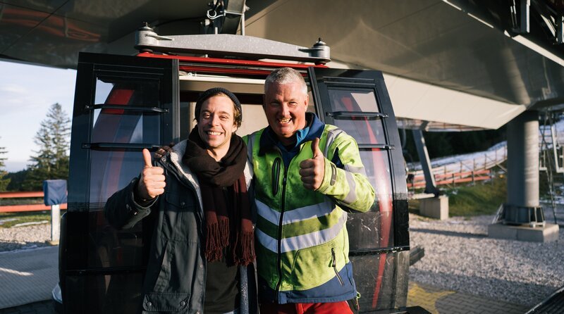Tobi und Christian (rechts) an der Alpspitzbahn in Nesselwang. Weiteres Bildmaterial finden Sie unter www.br-foto.de. – Bild: BR/​megaherz gmbh/​Hans-Florian Hopfner