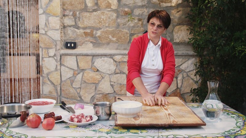 Köstliches Kampanien Irpinien – Im Landesinneren Olga Bilotta bereitet Cinguli zu. – Bild: SRF/​Florianfilm GmbH
