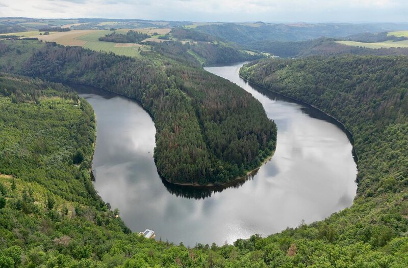 Sieht aus wie die Saarschleife ist aber die Saalekaskade bei Schloss Burgk. – Bild: ZDF und SR/​Claas Vorfhoff