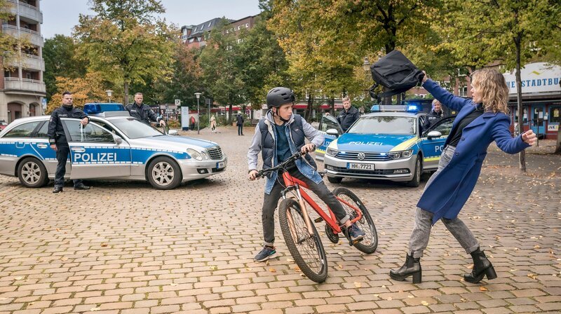 Jonny kann die Flucht von Lara stoppen. – Bild: NDR/​Boris Laewen