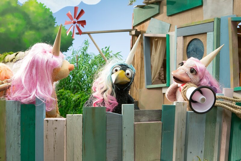 Wer ist das beste Super-Einhorn? Ella (Anna Menzel), Rudi (Lennart Morgenstern) und Lina (Franziska Rattay) wetteifern, wer am lautesten wiehern kann. – Bild: ZDF/​Zia Ziarno