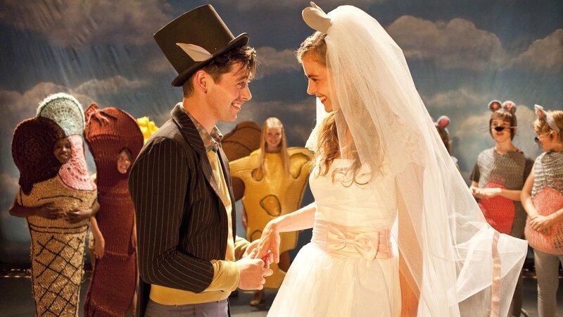 Endlich: Mister Twister (Willem Voogd, li.) reicht seiner Liebsten (Hannah Hoekstra, re.) die Hand. – Bild: ZDF/​Victor Arnolds