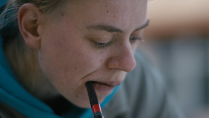 Keine Angst vor absoluter Nähe: Die Künstlerin Alisa wagt den Schritt in die französische Metropole. – Bild: ZDF und Mikhail Barynin