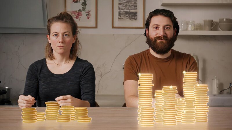 Frau und Mann sitzen vor virtuellem Geldhaufen: Auch in Industrieländern sind Frauen weiterhin strukturellen Benachteiligungen ausgesetzt, die ihre ökonomische Sicherheit gefährden. – Bild: SRF/​Tournez s’il vous plaît