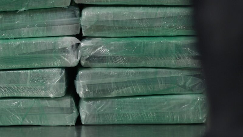 Mehrere Pakete Kokain liegen auf einem Untersuchungstisch, nachdem sie im Gepäck eines Passagiers entdeckt wurden. (National Geographic) – Bild: Lucky 8 TV/​National Geographic