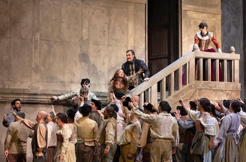 Ein Trio der absoluten Weltspitze für Amilcare Ponchiellis Operndrama über la Gioconda (Anna Netrebko, 3.v.r. auf der Treppe), Barnaba (Ludovic Tézier, 2.v.r. auf Treppe) und Enzo (Jonas Kaufmann, 5.v.r. auf der Treppe) – Bild: Luciano Romano/​Teatro di San Carlo