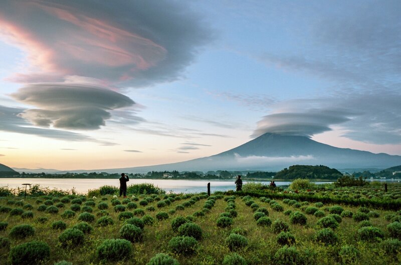 Der geheimnisvolle „Wolkenhut“ Kasagumo auf dem Gipfel des Fuji beeinflusst Rituale, Ackerbau und Wissenschaft. – Bild: IMAGISSIME