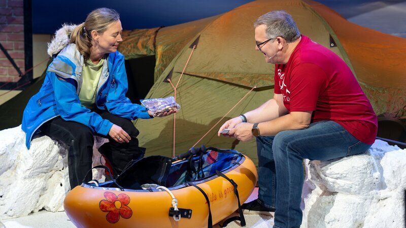 Arktis-Abenteurerin Birgit Lutz ist heute zu Gast im Studio und erzählt Elton von ihren Erfahrungen. – Bild: ZDF und Ralf Wilschewski