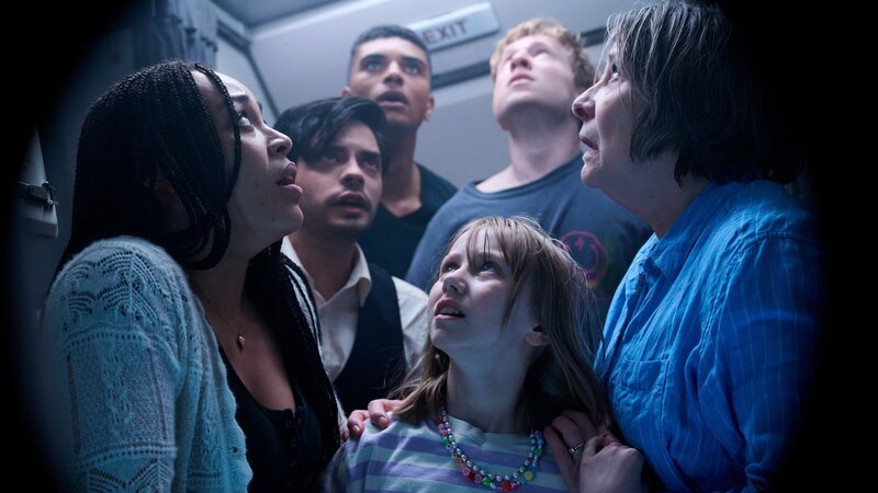 Den Absturz haben sie überlebt, aber gerettet sind sie noch lange nicht: Ava (Sophie McIntosh, v.l.), Danilo (Manuel Pacific, M.), Jed (Jeremias Amoore, h.l.), Kyle (Will Attenborough, h.r), Rosa (Grace Nettle, v.M.) und Mardy (Phyllis Logan, v.r.). – Bild: ZDF