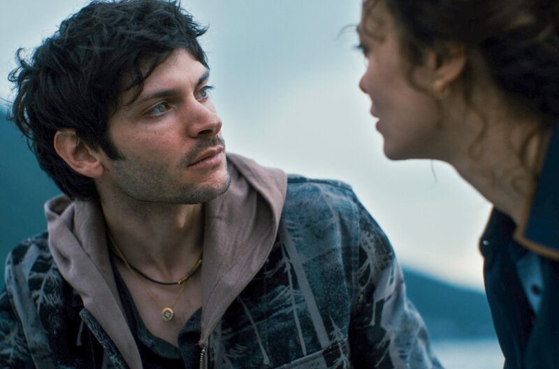 Luca Zürcher (Ivano Chinali) und Anna Romano (Gaia Messerklinger) – Bild: hugofilm features/​RSI