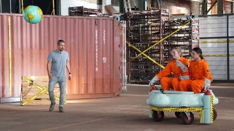 Wer sind die besseren Raumfahrer*innen? Im Duell Mädchen vs. Jungs wird sich zeigen, welches Team es besser kann: die Mädchen oder die Jungs? – Bild: ZDF/​Katharina Barnick