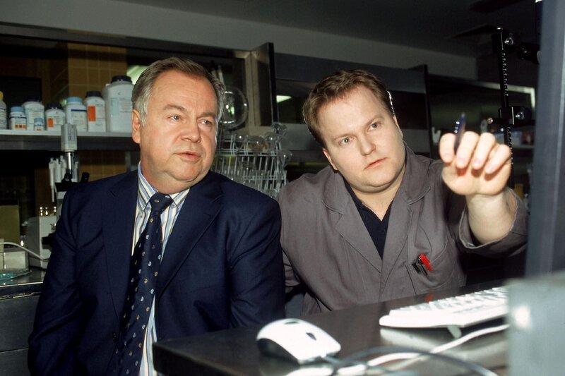 Die Untersuchungen des PTU-Beamten Weis (Georg Prokop, re.) bringt für Kommissar Kehler (Wolfgang Bathke) und seine Kollegen völlig neue Erkenntnisse, was das Tatmotiv betrifft. – Bild: RTL /​ Rolf Baumgartner