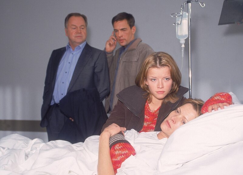 Stefanie (Karoline Schuch) erklärt den Beamten Kehler (Wolfgang Bathke, hi.li.) und Bonhoff (Wolfgang Krewe), dass ihre Mutter Andrea (Karin Giegerich) nicht zu einem Verhör bereit ist. – Bild: RTL /​ Rolf Baumgartner