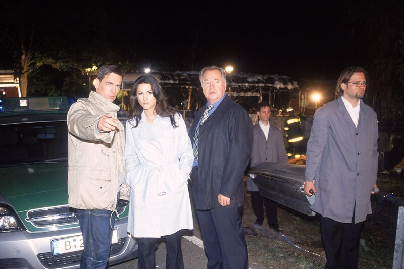 Ein Bus mit Kindern einer Basketballmannschaft ist verunglückt. Die Kriminalkommissare Bonhoff (Wolfgang Krewe, li.) und Kehler (Wolfgang Bathke, Mi.) sowie Staatsanwältin Lisa Sturm (Mariella Ahrens) treffen am Unglücksort ein. – Bild: RTL /​ Rolf Baumgartner