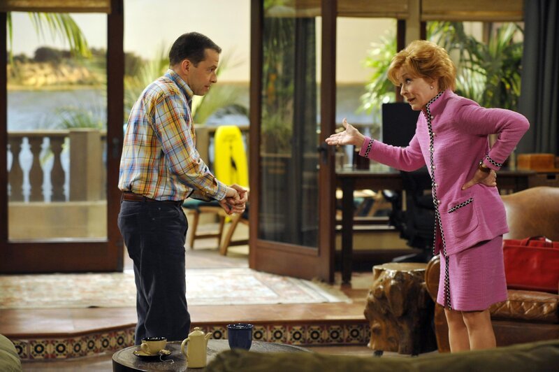 Alan Harper (Jon Cryer, l.); Evelyn Harper (Holland Taylor, r.) – Bild: TM & © 2011 Warner Bros. Television. All Rights Reserved /​ Darren Michaels /​ Darren Michaels