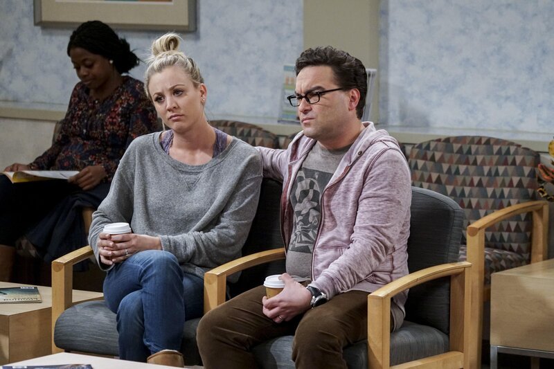 Wann hat das Warten endlich ein Ende? Penny (Kaley Cuoco, l.) und Leonard (Johnny Galecki, r.) wollen den langersehnten Nachwuchs ihrer Freude begutachten … – Bild: © 2016 Warner Brothers