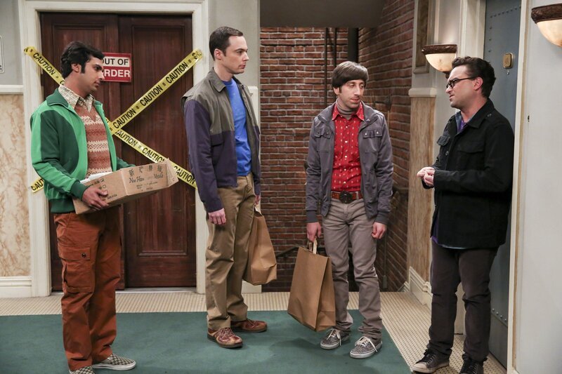 Raj (Kunal Nayyar, l.) versucht, durch ein Date mit seinen Ex-Freundinnen seine Frauenprobleme zu lösen. Unterdessen will Sheldon (Jim Parsons, 2.v.l.) mit Hilfe eines Emotionendetektors die Gefühle seiner Freunde Howard (Simon Helberg, 2.v.r.) und Leonard (Johnny Galecki, r.) besser verstehen – doch das geht eindeutig nach hinten los … – Bild: © 2016 Warner Brothers
