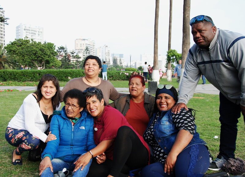 Meine fremde Heimat
Peru Teil 1
Staffel 1, Episode 6
Corinne Studer mit ihrer leiblichen Familie – Bild: SRF1